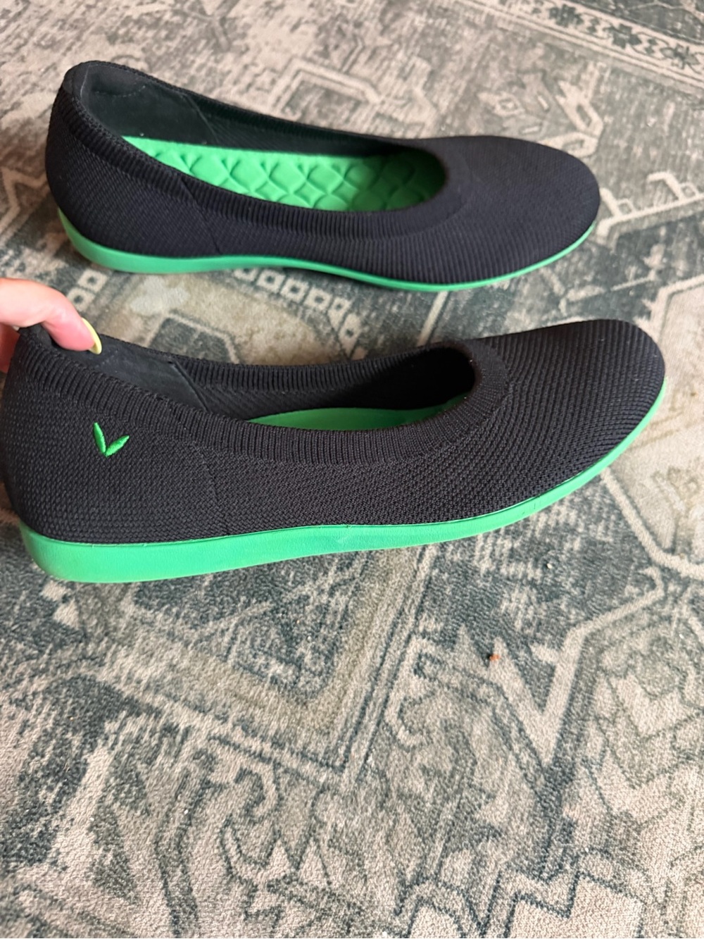 Vivaia Aria Walker flats women’s black knit upper green sole size 8.5 - Picture 2 of 7